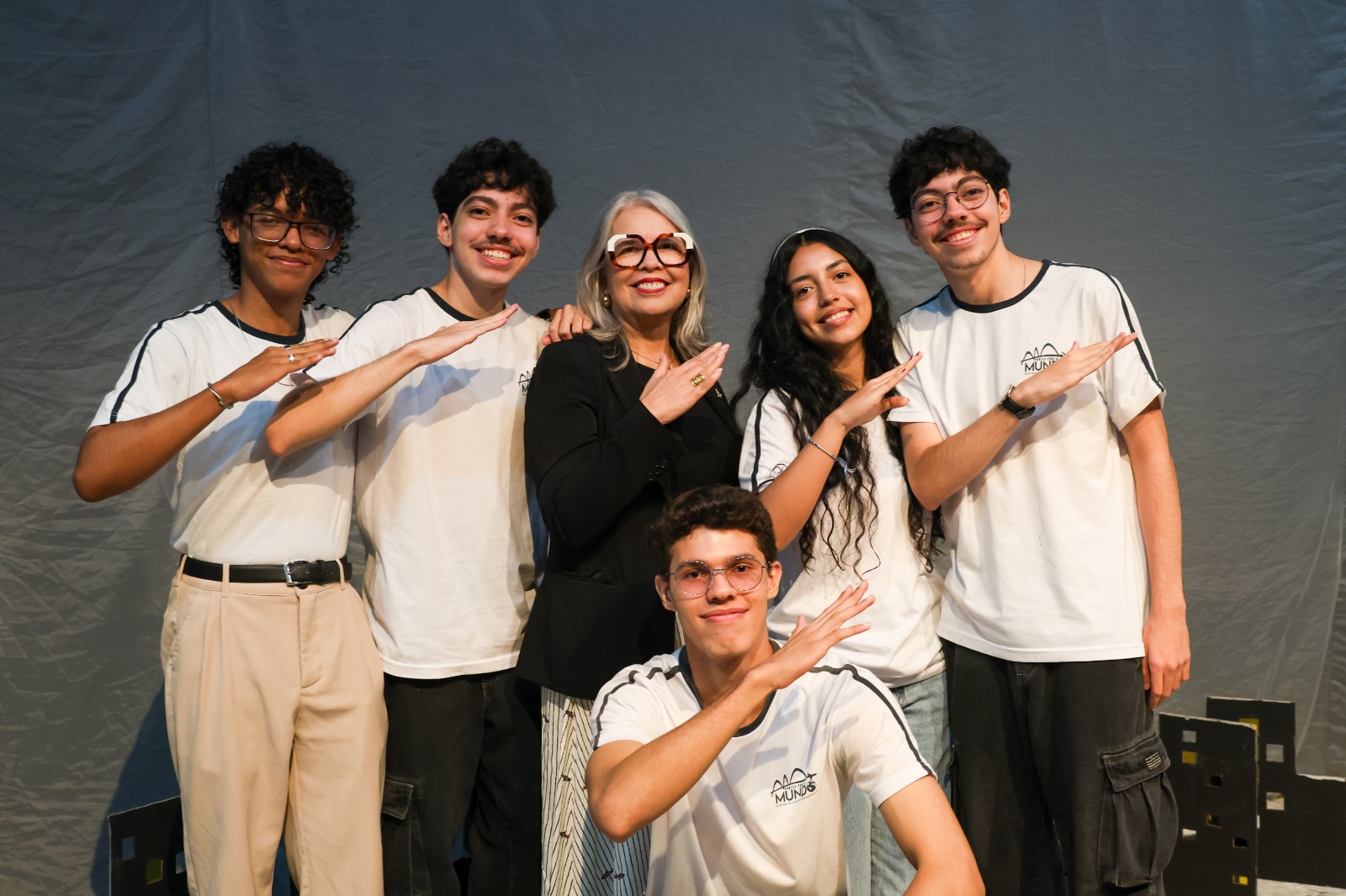 Estudantes do DF que fizeram intercâmbio na Europa homenageiam Hélvia Paranaguá